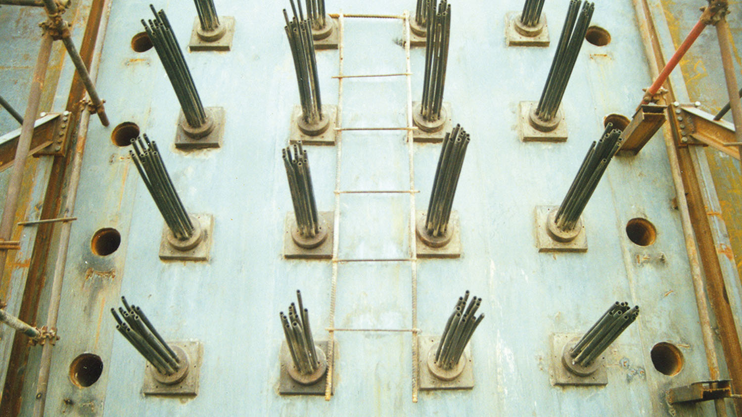 سرریز سد کرخه 01