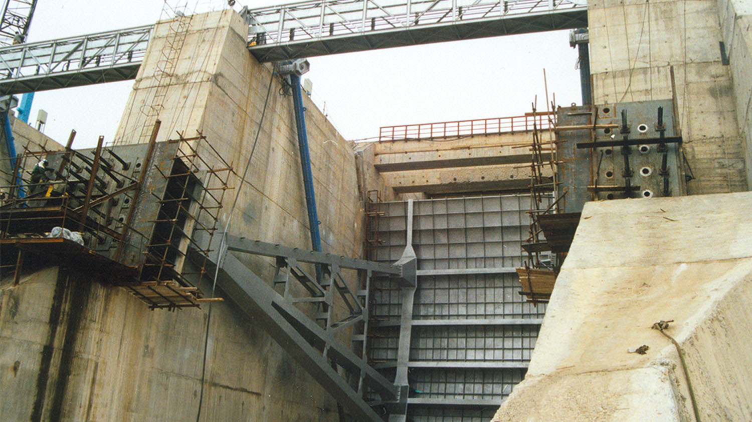 سرریز سد کرخه 03